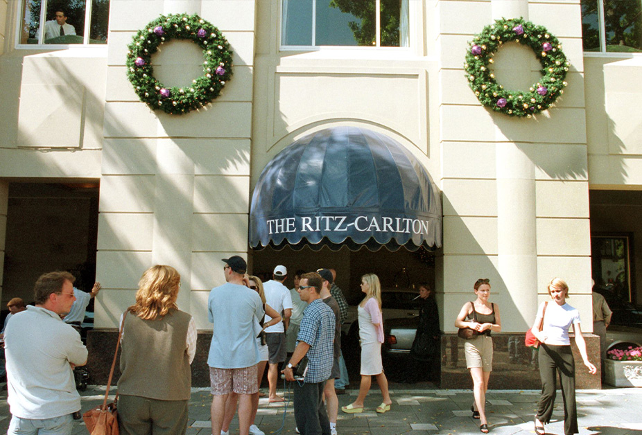 Fans gather outside The Ritz-Carlton in Double Bay, Sydney awaiting news of Michael Hutchence. 22/11/1997