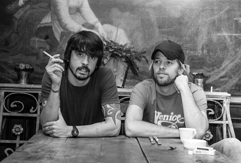 Dave Grohl and Taylor Hawkins sitting at a table.